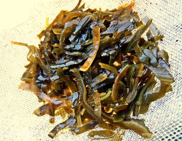 Через 10 минут слить, дать стечь.