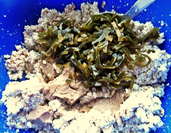 В творог добавляем печень и капусту. Капусту можно немного нарезать.