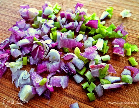 Красный лук и немного зелёного нарезать.
