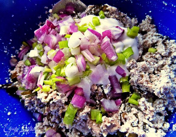 Перемешать лук со всеми составляющими. Можно оставить без заправки или добавить сметану или майонез для связки. Присолить.
