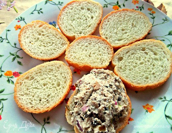 Первый вариант подачи самый обыкновенный — на ломтики от багета.