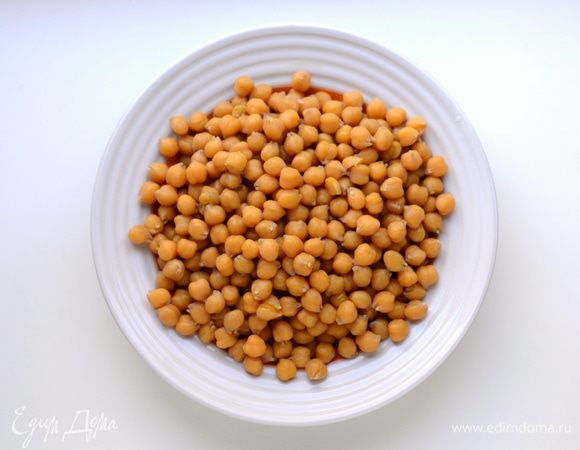 Нут  промыть несколько раз. Залить водой и оставить на ночь или минимум на 4 часа для набухания. Воду слить, залить нут снова водой, посолить по вкусу. Варить до готовности (примерно 1,5-2 часа, в зависимости от того, сколько часов он был замочен). Воду слить.