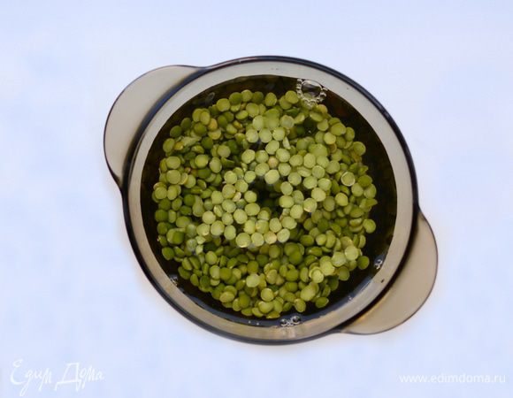 Зеленый горох  хорошо промыть. Залить водой и оставить на ночь (или минимум на 2 часа) для набухания. Пирог с нутом, зеленым горохом и зеленью ингредиенты 	Воду слить, залить горох свежей водой, посолить по вкусу. Варить 20-50 мин. до готовности.