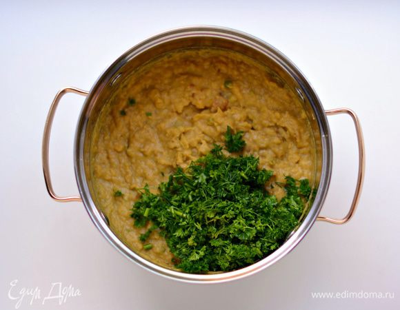 Соединить зеленый горох, нут и пассированный на растительном масле репчатый лук. Пробить блендером до однородности. Добавить мелко порубленную зелень (петрушка, укроп, базилик и любую другую зелень, которую вы любите). 