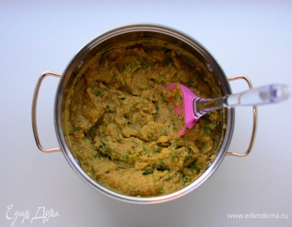 Перемешать. Начинка для пирога готова.