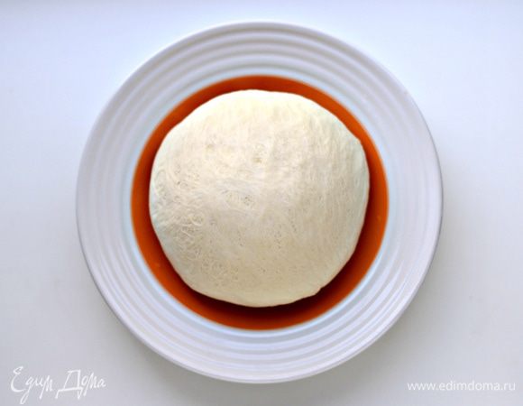 Пирог с нутом, зеленым горохом и зеленью. Готовим тесто.
Дрожжи перетереть с солью, добавить теплое молоко и сахар, размешать. Масло сливочное распустить (в микроволновке), добавить к основной массе. Смешать. Влить смесь в хлебопечку. Добавить просеянную муку и включить режим "Тесто". Если делаете руками, то выполнять все в той же последовательности. Муку добавлять в несколько приемов. Сначала мешаем ложкой, потом руками. Тесто замешивается быстро — становится очень эластичным, мягким, но не тяжелым. Вынуть тесто из чаши хлебопечки. Переложить в целлофановый пакет и убрать в холодильник на 4 часа. 