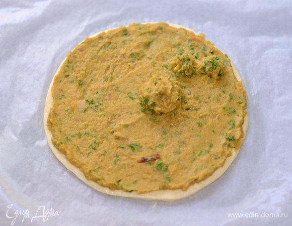 Выложить начинку.