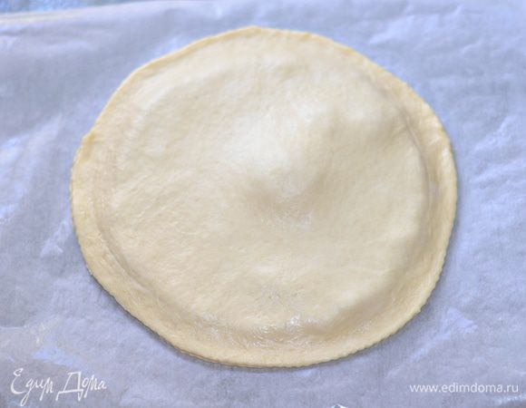 Накрыть получившейся заготовкой начинку.