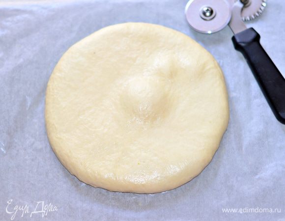 Края подвернуть. Смазать пирог смесью из яйца, 1 ч. л. сахара и 1 ст. л. воды. Выпекать в заранее прогретой до 180 градусов духовке до золотистого цвета.