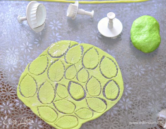 Тесто раскатать тонко, с помощью плунжера вырезать листочки. Все остальное я вырезала ножом.