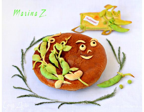 Пирог быстро вынимаем, смазываем смесью из яйца, сахара и воды, которой смазывали его перед выпечкой и, как на клей, начинаем приклеивать декор.

