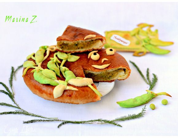 Все делать нужно очень быстро. Выпечь еще 5 минут в духовке. Как только декор слегка подрумянится, сразу вынимаем. Тесто для декора очень тонкое, поэтому пропечется быстро.
