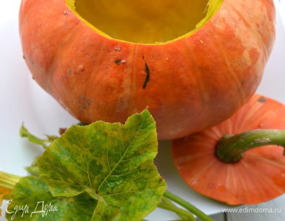 Тыкву вымыть, срезать "шляпку" с одной стороны. Мякоть выскрести ложкой, семечки и лишние волокна удалить. 