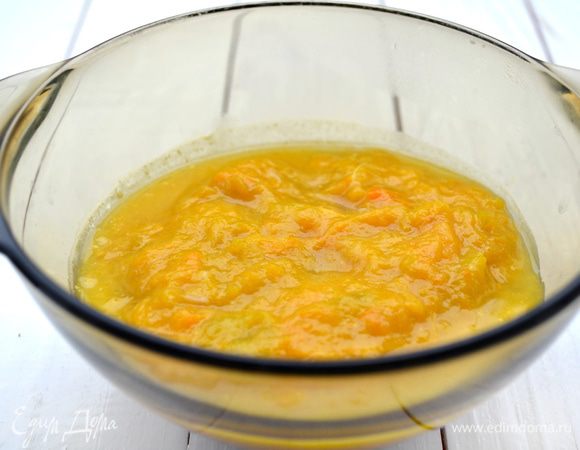 Пассеровать на оливковом масле до мягкой консистенции. При необходимости подливать воду. 