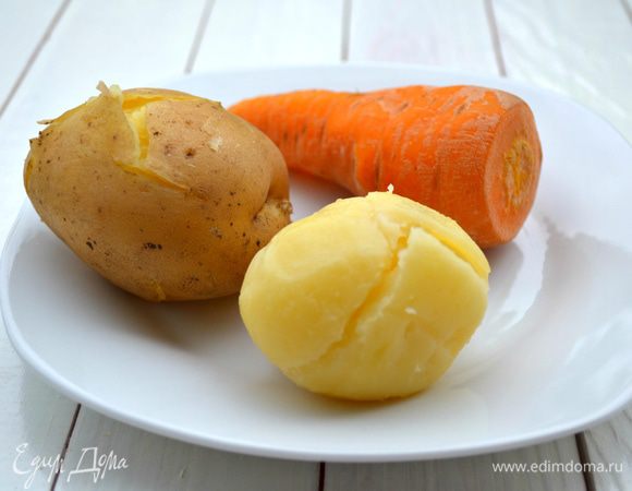 Картошку и морковь отварить, не очищая. Тыкву можно поставить на кастрюлю, в которой варятся овощи, чтобы она внутри пропарилась.