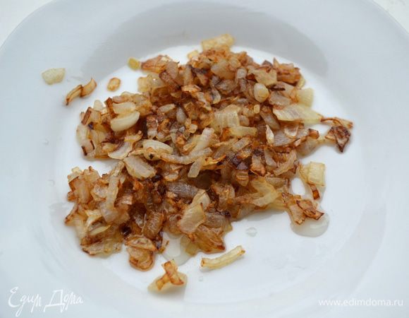 Лук мелко порезать и пассеровать на оливковом масле до золотистого цвета. 