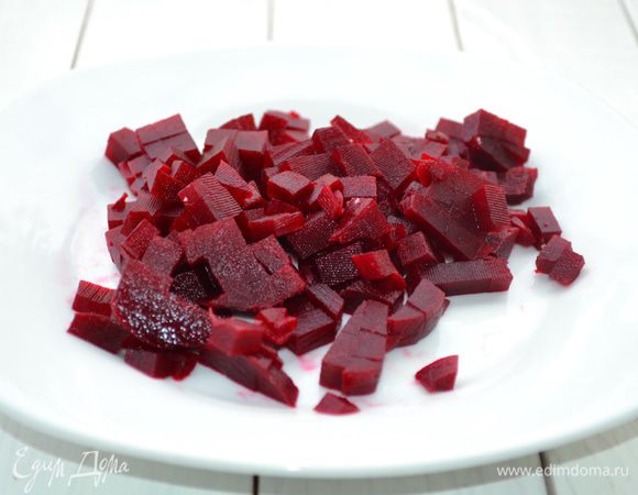 Свеклу отварить, нарезать кубиками и обжаривать на сливочном масле, добавив соль, лимонный сок. Когда испарится влага, добавить сахар. Продолжить обжаривание. Свекла должна карамелизоваться. 