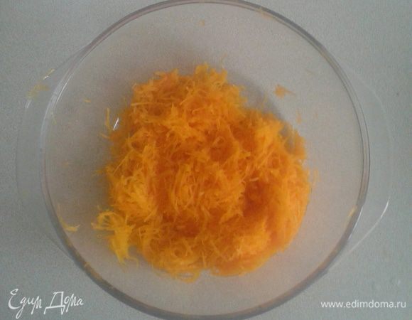 Тыкву очистить от кожуры и семечек и натереть на мелкой терке.