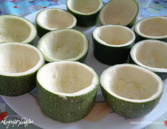 Цукини помыть. Срезать основание с каждого, чтобы получить "шайбочки" для начинки. Вынуть немного мякоти.