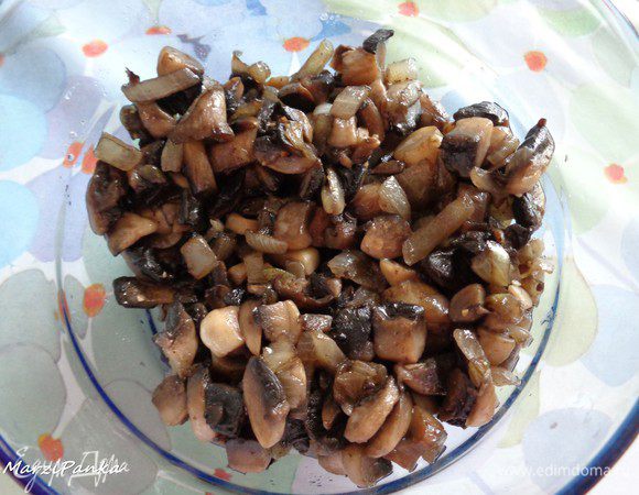 Лук (1 шт.) и грибы обжарить. В конце жарки добавить соль и смесь молотых перцев. Добавить в грибную начинку половину спассированных цукини (на фото грибочки пока без нее).