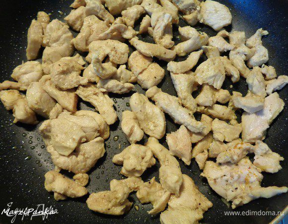 Филе курицы порезать на кусочки (у меня уже было порезано). Обжарить. Посолить. Добавить любимые специи.