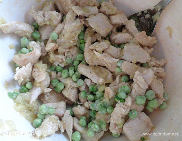 К филе курицы добавить вторую половину спассированного цукини и мороженый зеленый горошек.