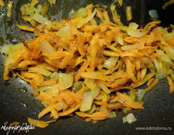 Лук (1 шт.) порезать мелко. Морковь натереть на крупной терке.  
Все спассировать.