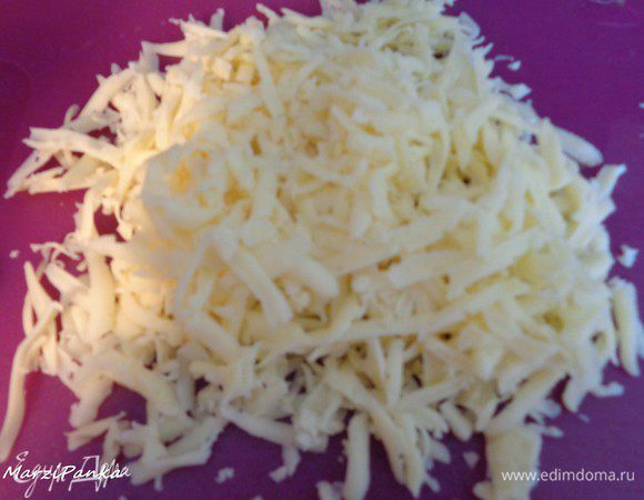 Сыр натереть на крупной терке.