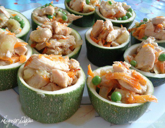 Шайбочки начинить куриной начинкой.