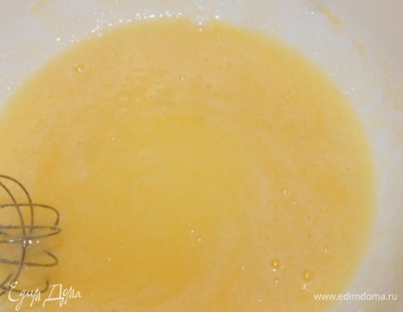 Взбить яйца с сахаром. 