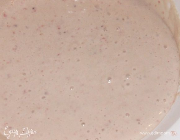 Добавить кефир, варенье. Муку смешать с содой и ввести в тесто. Перемешать.