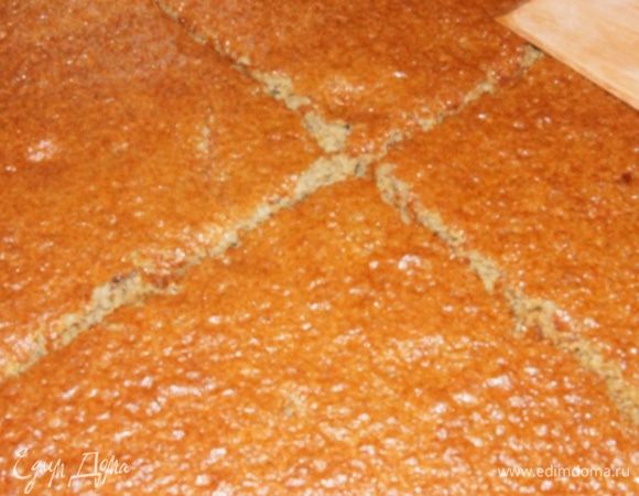 Противень хорошо смазать маслом, вылить тесто и выпекать 15 минут. Готовый  корж разрезать на 4 пласта.