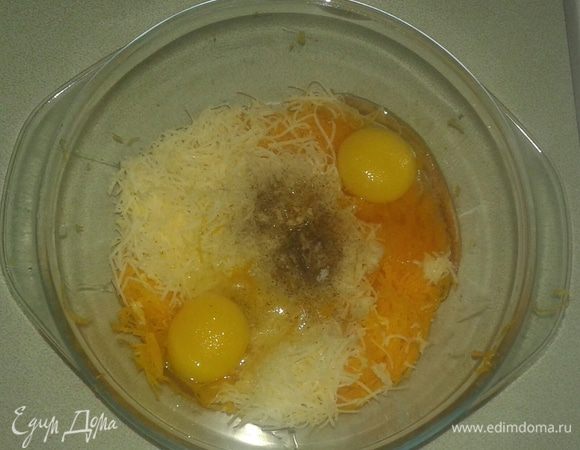 Разбить яйца к тыквенно-сырной смеси, измельченный чеснок, солим и перчим по вкусу.