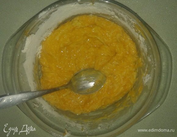 Теперь добавим муку и разрыхрытель и все тщательно перемешаем.
