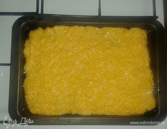 На смазанный маслом противень (также хорошо использовать бумагу для выпечки), выкладываем наше тесто, разравниваем и ставим в духовку на 10-15 минут.