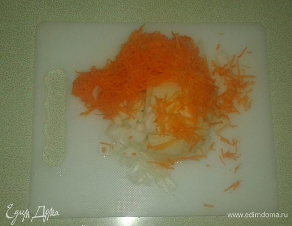 Тем временем готовим начинку. Для этого трем на терке морковь, лук мелко шинкуем.
