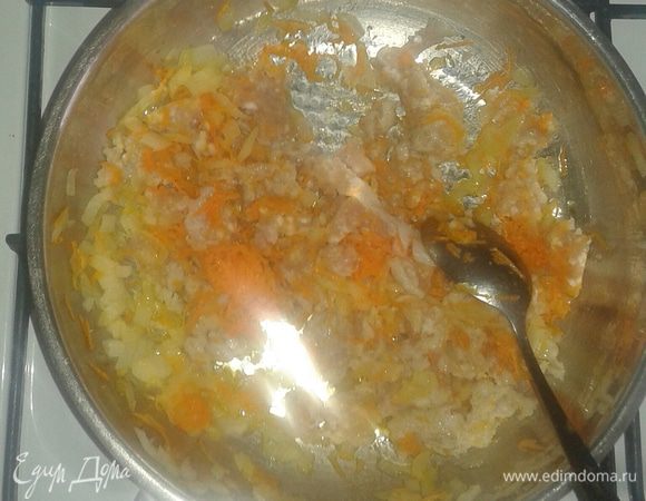 Обжариваем рыбный фарш с овощами до готовности.