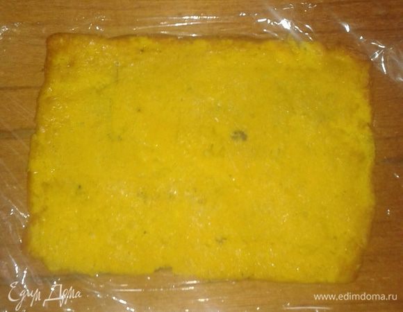 Вынимаем нашу заготовку для рулета из духовки. Даем немного остыть и аккуратно чтобы не порвать выкладываем на пищевую пленку.