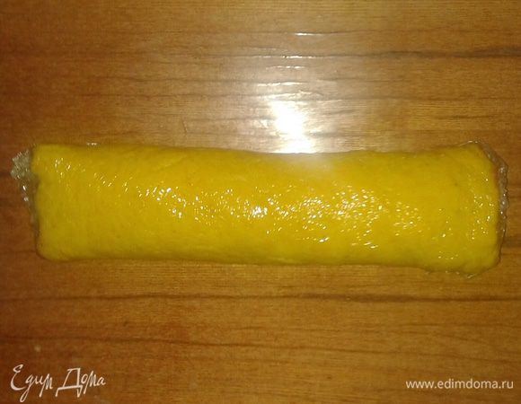 Сворачиваем  плотненький рулет и убираем в холодильник для застывания.  Подавать, разрезав на небольшие кусочки. 