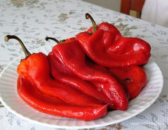 Перец запечь в духовке около 20 минут (следите по своей духовке). Затем сложить перец на несколько минут в целлофановый пакет (будет легче очистить), достать и очистить. 

Изначально в рецепте присутствовал маринованный перец, но мне это вариант нравится меньше, поскольку уксус из маринованного перца дает салату много резкости.