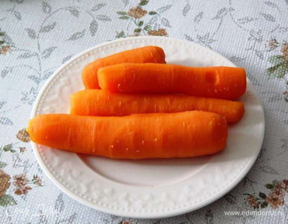 Одновременно поставить отвариваться морковь. Лучше не доводить ее до очень мягкого состояния, а достать, как только морковь можно будет проткнуть без усилий ножом. На это уйдет минут 15. Остудить и очистить. 