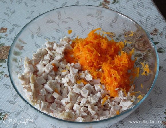 Нарезать грудку мелкими кубиками. Морковь натереть на мелкой терке. 