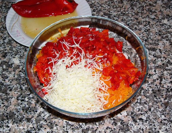 Перец очистить от семян и мелко порезать. Сыр натереть на мелкой терке. Сыр придает салату легкий сливочный вкус, но использовать его необязательно. Я часто делаю и без него. 