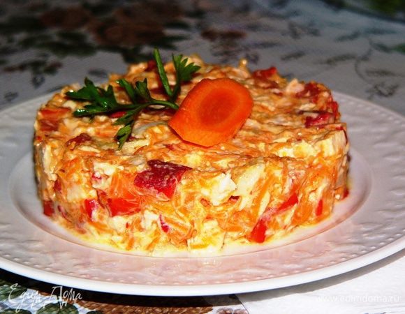 Заправить салат йогуртом с майонезом, посолить по вкусу и подавать к столу! 