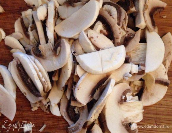 Шампиньоны нарезаем чуть толще.
