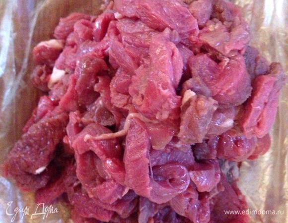 Говядину режем на тонкие длинные кусочки (7-8 см).