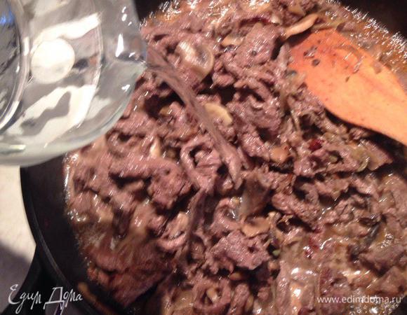 Минут через 10 добавляем воду и тушим минут 25, периодически перемешивая, пока мясо не станет мягким. Добавляем соль и перец.