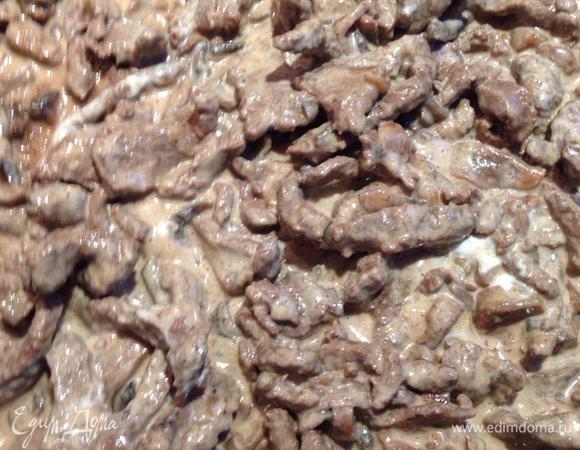 За 5 минут до готовности добавляем сметану, тщательно перемешиваем и тушим до готовности.