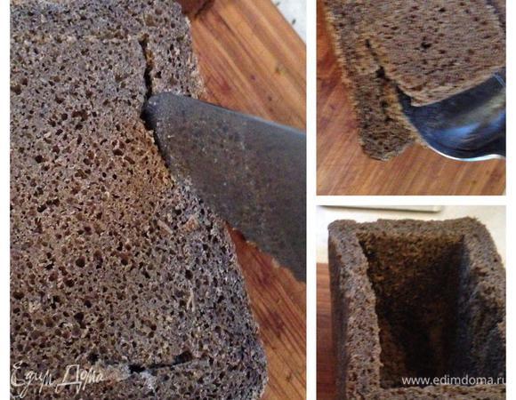 Удаляем мякоть. Будет еще вкуснее, если небольшую часть от мякоти вы нарежете на очень маленькие кусочки и сделаете из них подсушенную хлебную крошку и смешаете с мясом при заправке хлебного горшочка. Так получается еще вкуснее! :)