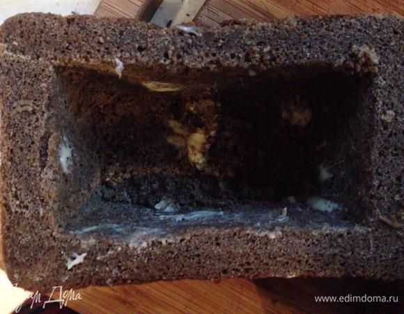 Внутренние стенки хлеба слегка смазываем сливочным маслом и ставим в разогретую до 200 градусов духовку минут на 10.